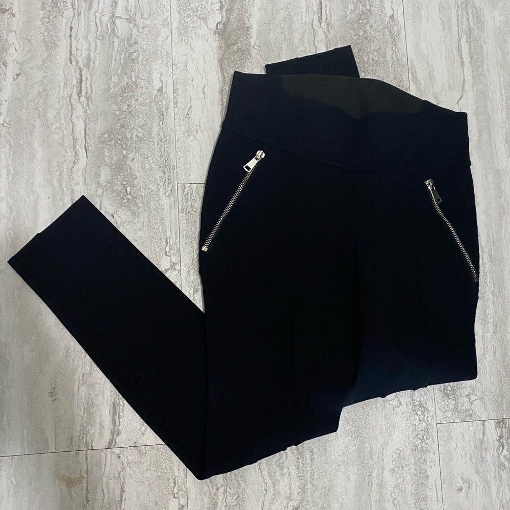 Black Leggings with Zipper Pocket Details